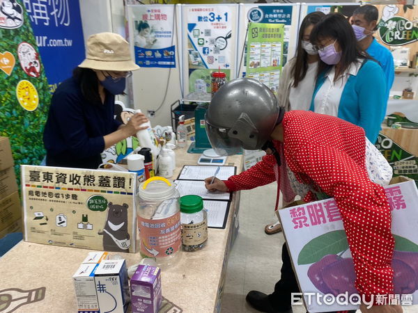 ▲台東縣環保局17日前進關山宣導廢農藥容器回收。（圖／記者楊漢聲翻攝）