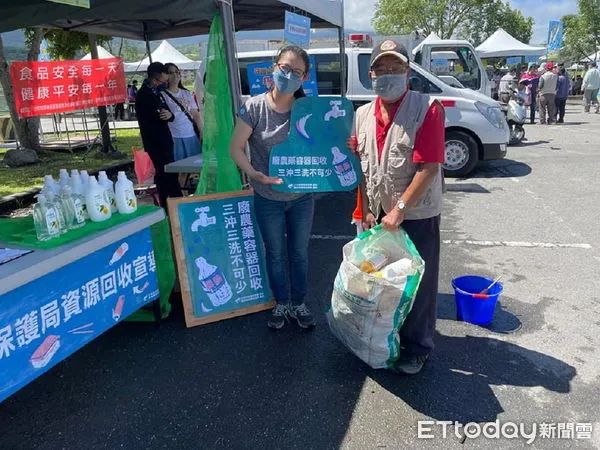 ▲台東縣環保局17日前進關山宣導廢農藥容器回收。（圖／記者楊漢聲翻攝）