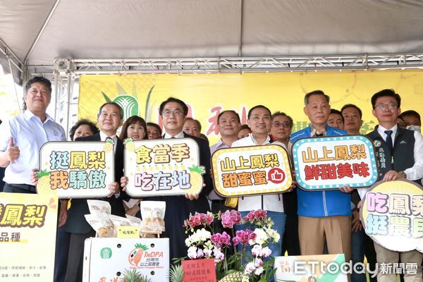 ▲台南市長黃偉哲13日與農業局，率隊北上板橋區農會，行銷台南優質的台農16號甜蜜蜜鳳梨，短短一個上午84噸鳳梨被搶購一空。（圖／記者林悅翻攝，下同）