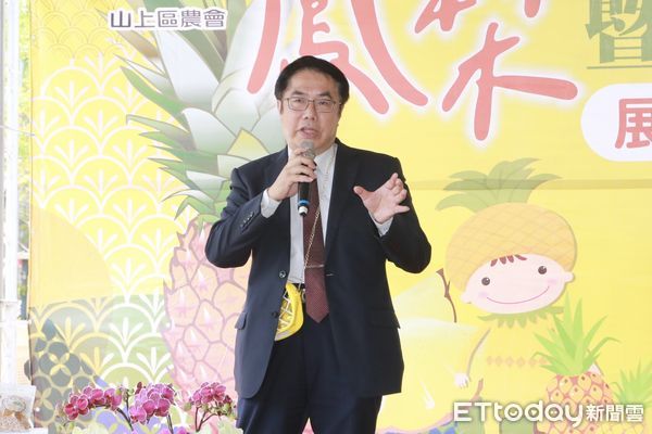 ▲台南市長黃偉哲13日與農業局，率隊北上板橋區農會，行銷台南優質的台農16號甜蜜蜜鳳梨，短短一個上午84噸鳳梨被搶購一空。（圖／記者林悅翻攝，下同）