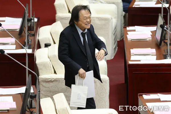 ▲▼台北市長蔣萬安首度赴市議會進行施政報告,市議員王世堅送給蔣萬安一組螺絲起子。（圖／記者李毓康攝）