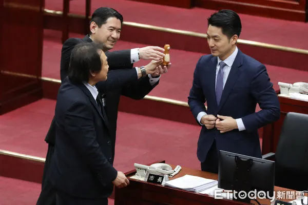 ▲▼台北市長蔣萬安首度赴市議會進行施政報告,市議員王世堅送給蔣萬安一組螺絲起子。（圖／記者李毓康攝）