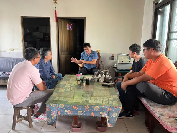 南漁電共生文蛤暴斃原因，雲豹能源率團隊親赴養殖池致意關心並抽樣檢測（圖／雲豹能源科技提供）