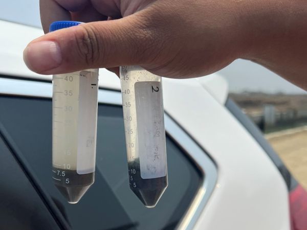 南漁電共生文蛤暴斃原因，雲豹能源率團隊親赴養殖池致意關心並抽樣檢測（圖／雲豹能源科技提供）