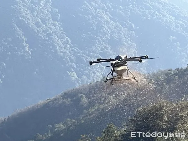 ▲南投林區管理處趁近期一波春雨，於能高越嶺古道登山口附近崩塌地進行無人機撒播、復育造林試驗計畫。（圖／南投林區管理處提供，下同）