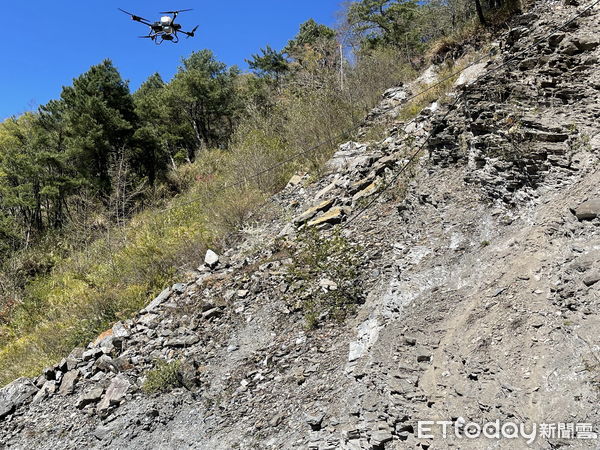 ▲南投林區管理處趁近期一波春雨，於能高越嶺古道登山口附近崩塌地進行無人機撒播、復育造林試驗計畫。（圖／南投林區管理處提供）