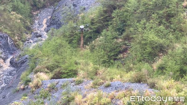 ▲南投林區管理處趁近期一波春雨，於能高越嶺古道登山口附近崩塌地進行無人機撒播、復育造林試驗計畫。（圖／南投林區管理處提供）