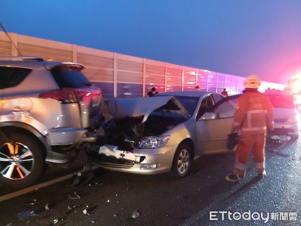 ▲國3南下114K三小客一大貨碰撞車禍　兩傷緊急送醫。（圖／記者陳凱力翻攝）