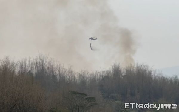 ▲▼八軍團旗山彈藥庫附近「又起大火」出動204人　直升機空中投水灌救。（圖／記者陳宏瑞翻攝）