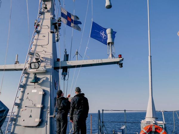 ▲▼芬蘭13日完成作為北大西洋公約組織成員國的首次北約軍演，艦上船員升起北約旗幟（右）。（圖／取自facebook.com/Merivoimat）
