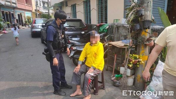 ▲東港警分局東濱派出所警員王勤中、黃東陽助吳姓阿北返家            。（圖／記者陳崑福翻攝）