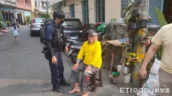 ▲東港警分局東濱派出所警員王勤中、黃東陽助吳姓阿北返家            。（圖／記者陳崑福翻攝）