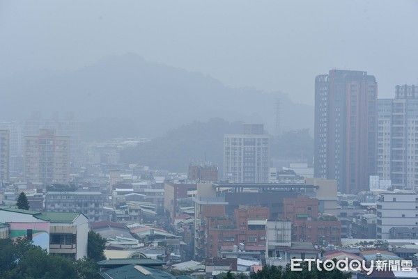 ▲▼▲境外空污持續籠罩台灣，明6縣市橘色警戒。（圖／記者李毓康攝）