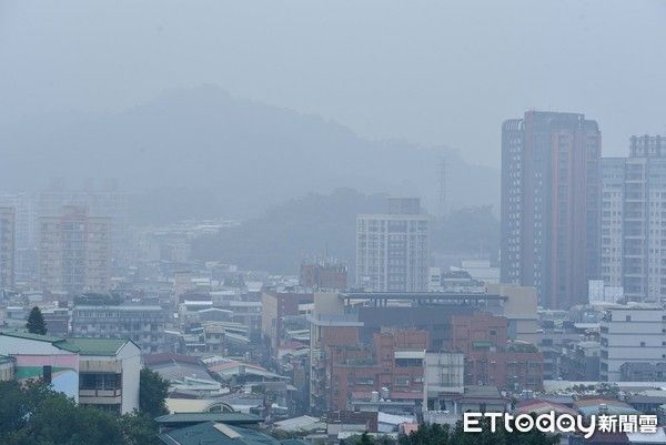 ▲▼▲境外空污持續籠罩台灣，明6縣市橘色警戒。（圖／記者李毓康攝）