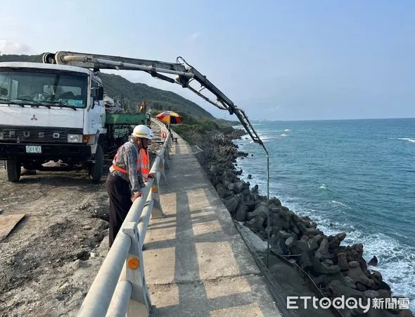 ▲台11線8.6k路段，長年受到海浪侵蝕，造成路基防浪駁坎基礎掏刷而受損開裂。（圖／公路總局提供，下同）