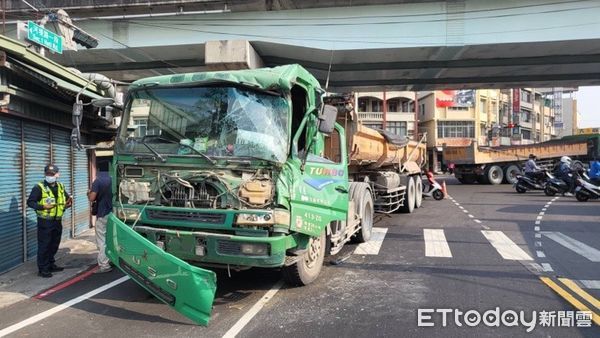 ▲高雄市大寮區14日上午發生2台聯結車追撞事故。（圖／記者吳奕靖翻攝，下同）