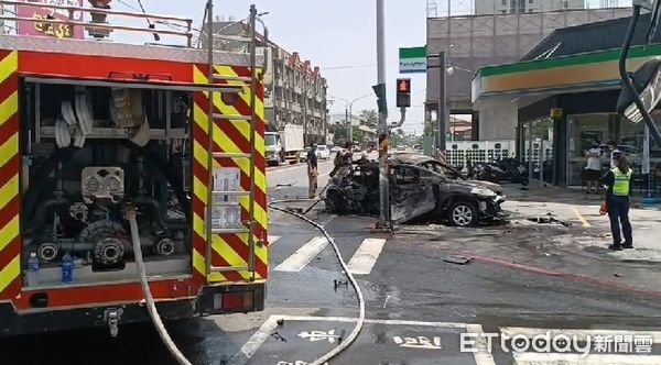 ▲台南善化區發生連環車禍引起火燒車，駕駛1人受傷送醫。（圖／記者林悅翻攝，下同）