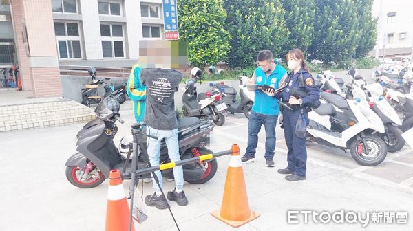 ▲桃園警分局昨天下午配合環保局、桃園監理站組成聯合稽查小組取締噪音或改裝違規。（圖／記者沈繼昌翻攝）