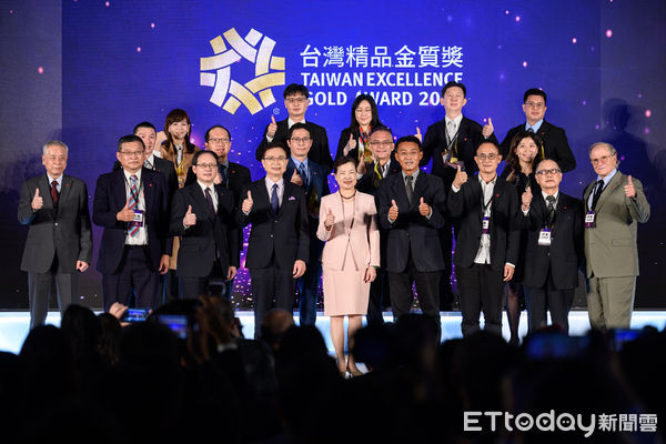▲第31屆台灣精品獎頒獎典禮，經濟部長王美花(前排中)與獲獎企業合影。（圖／貿協提供）