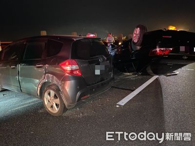 國道5號南下車禍撞到「四輪朝天」　5傷者含1孕婦送醫救治