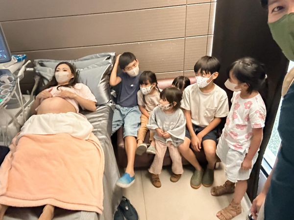 ▲▼網紅部落客「林叨囝仔 The Lins` Kids」Sydney產檢，一家人擠滿診間。（圖／翻攝自臉書／林叨囝仔 The Lins` Kids）