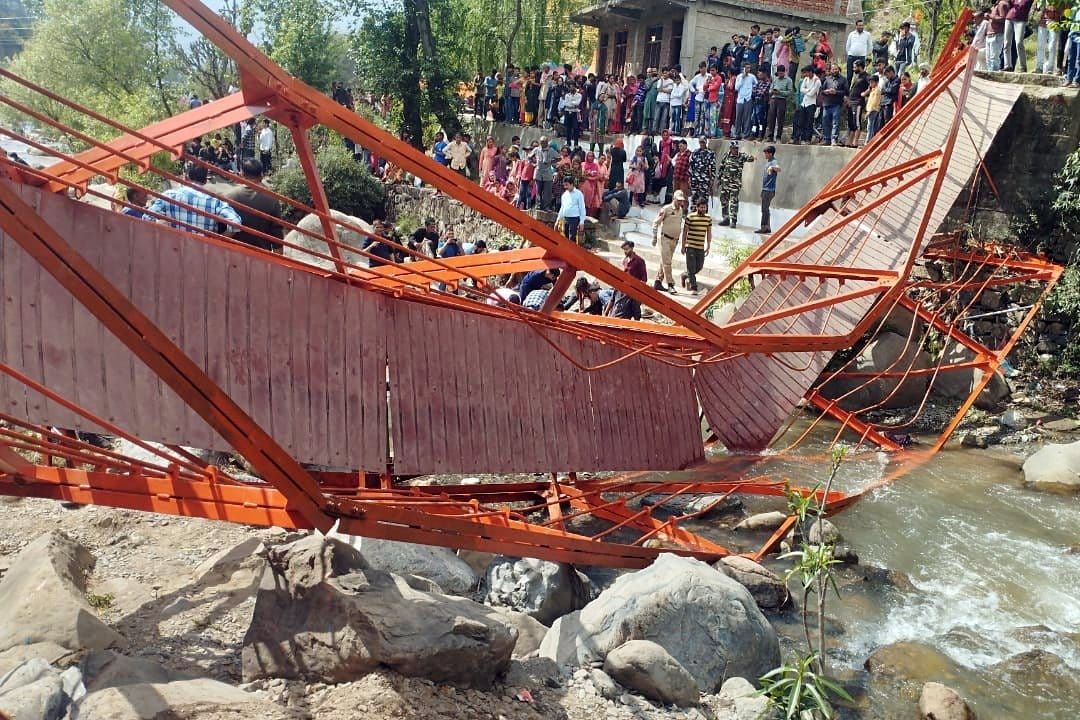 ▲▼印度橋梁坍塌。（圖／翻攝自推特）