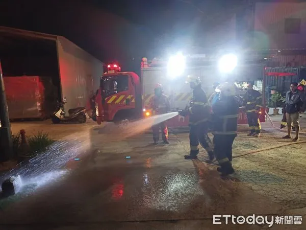 ▲▼             金門縣金寧鄉伯玉路一段昨(14)日晚間7時30分，一處鐵皮屋外發生火災。（圖／記者林名揚翻攝）