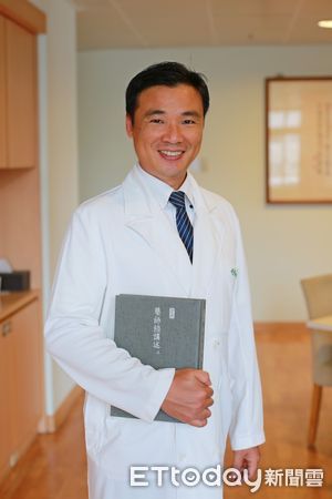 ▲手術前的光學電腦斷層掃描圖顯示，吳先生的黃斑部裂孔已達2100微米。（圖／慈濟醫學中心提供，下同）