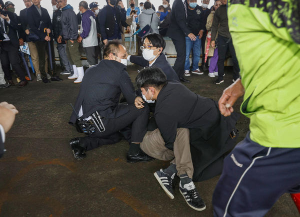 ▲▼ 岸田前往和歌山市漁港助選，一名黑衣男子投擲煙霧彈被逮。（圖／路透）