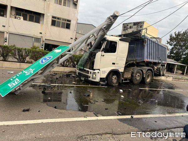 ▲雲林四湖鄉砂石車自撞電線桿，車頭嚴重毁損幸駕駛僅受輕傷。（圖／記者蔡佩旻翻攝）