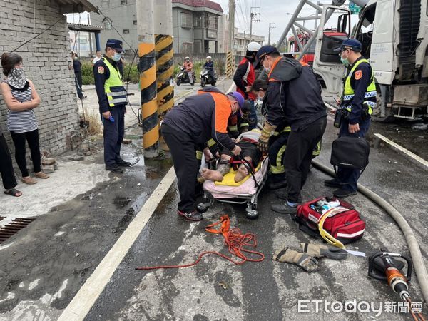 ▲雲林四湖鄉砂石車自撞電線桿，車頭嚴重毁損幸駕駛僅受輕傷。（圖／記者蔡佩旻翻攝）