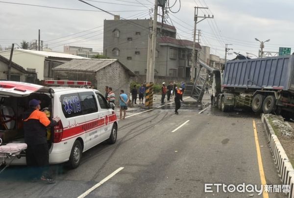 ▲雲林四湖鄉砂石車自撞電線桿，車頭嚴重毁損幸駕駛僅受輕傷。（圖／記者蔡佩旻翻攝）