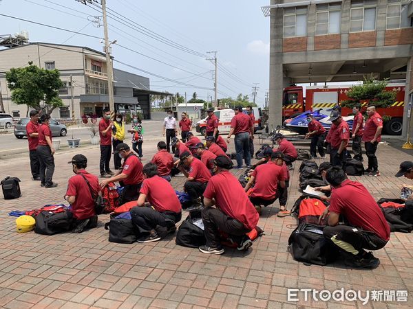 ▲台南市消防局第四大隊15日辦理「消防救災超前部署」演練，實地集結及動員民團義消支援人、車、船艇情形外，也著重如何利用Google地圖及無人機「科技防、救災」。（圖／記者林悅翻攝，下同）