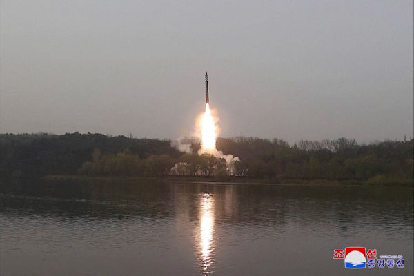 ▲▼北韓13日上午7時在平壤試射新款洲際彈道飛彈「火星-18型」。（圖／路透）