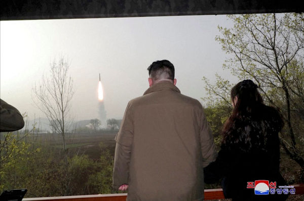▲▼北韓最高領導人金正恩13日帶著二女兒金主愛視察火星-18型試射。（圖／路透）