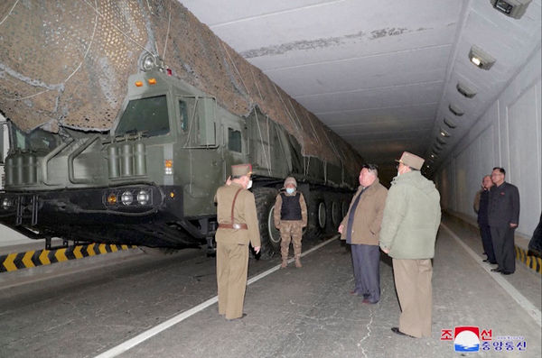 ▲▼北韓從地下隧道運出火星-18型，顯示該款飛彈具有讓敵方攔截系統失靈的高度隱蔽性。（圖／路透）