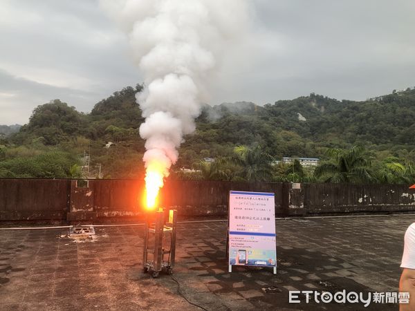 ▲▼     苗栗縣明德水庫及鯉魚潭水庫今天分別在上午8點、9點各施放1支增雨焰劑        。（圖／記者蔡文淵翻攝）