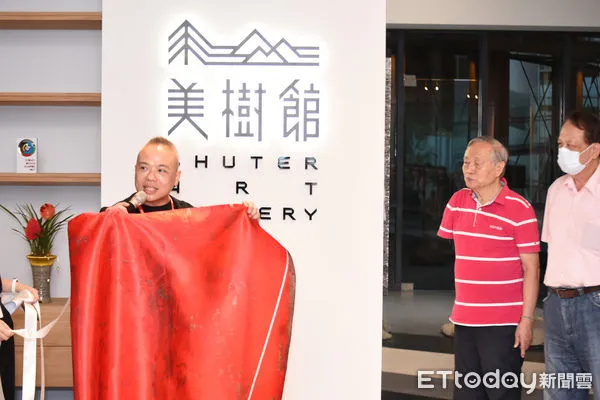 ▲國際知名抽象大師廖吉雄（右2）畫作進駐樹德半山夢工廠。（圖／樹德半山夢工廠提供）