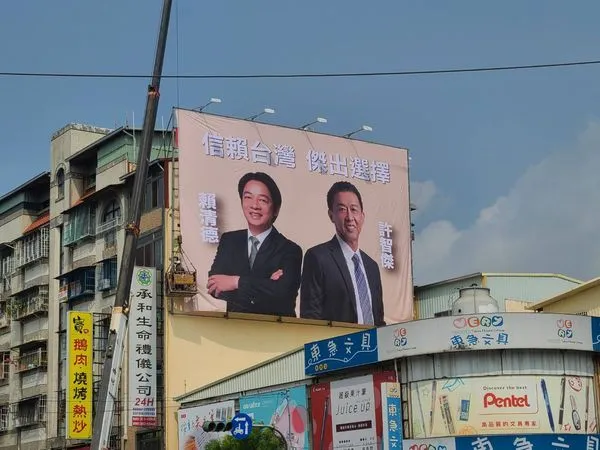 ▲▼許智傑在高雄掛起賴清德合體看板。（圖／許智傑辦公室提供）