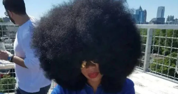 美國路易斯安那州一名47歲女子道格斯（Aevin Dugas）擁有一頭巨型爆炸頭髮型，更憑此3度拿下金氏世界紀錄。（圖／翻攝金氏世界紀錄網站）