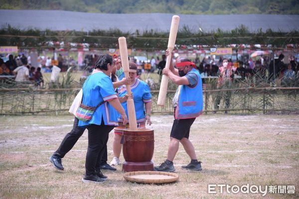 ▲▼祭儀中之包含搗米、鋸木、負重以及生火煮飯等部落傳統技能競賽。（圖／花蓮縣政府提供，下同）