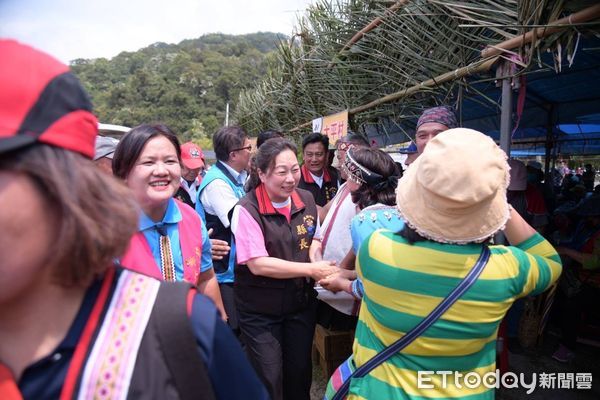 ▲▼祭儀中之包含搗米、鋸木、負重以及生火煮飯等部落傳統技能競賽。（圖／花蓮縣政府提供，下同）