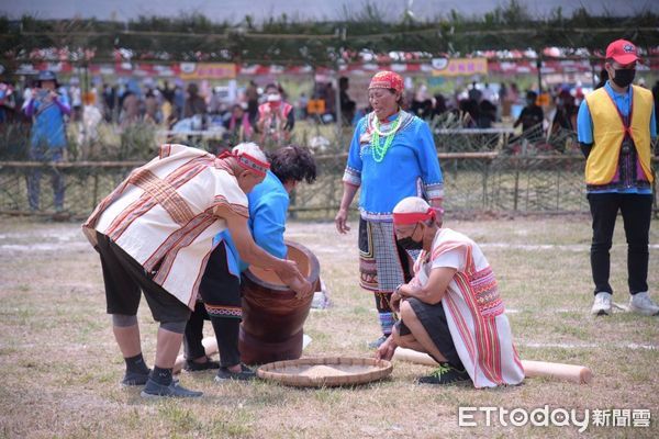 ▲▼祭儀中之包含搗米、鋸木、負重以及生火煮飯等部落傳統技能競賽。（圖／花蓮縣政府提供，下同）