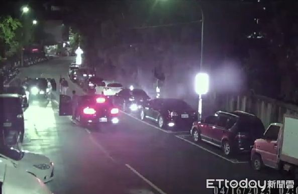 ▲▼不爽女友和男性友人講電話，男友大暴怒，派人砸車放鞭炮耍狠。（圖／記者戴上容翻攝）