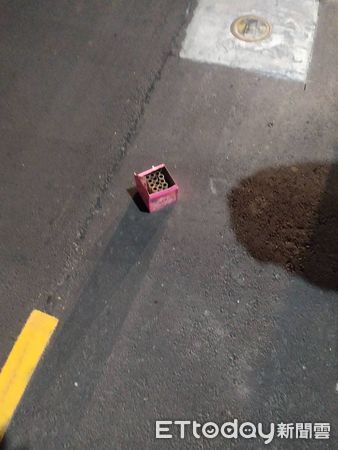 ▲▼不爽女友和男性友人講電話，男友大暴怒，派人砸車放鞭炮耍狠。（圖／記者戴上容翻攝）