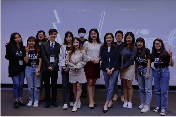 圖一、主辦方世新大學主持播報社工作人員與高中職組主播評審賽後合影。（圖／世新大學提供）