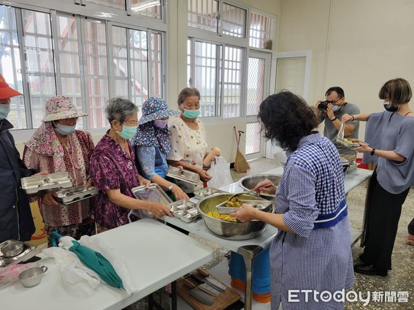 ▲▼ 菜舖社區正義國小改造為「作伙吃有厝味」老人食堂，共餐共學相互照顧。（圖／蔡吉隆理事長提供）