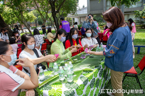 ▲南投縣新媳婦關懷協會周末在草屯與南投推出「泰愛你」浴佛祈福活動。（圖／羅美玲立委服務團隊提供）