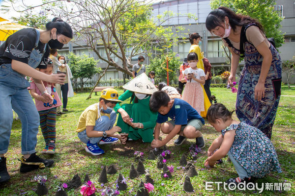 ▲南投縣新媳婦關懷協會周末在草屯與南投推出「泰愛你」浴佛祈福活動。（圖／羅美玲立委服務團隊提供）