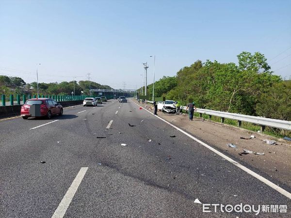 ▲▼國三2輛自小客車追撞，造成車頭180度逆向，4人送醫回堵4公里。（圖／民眾提供，下同）